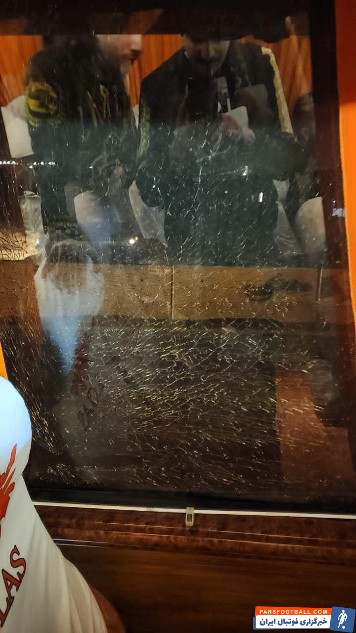 سپاهان ؛ شکسته شدن شیشه اتوبوس باشگاه سپاهان با سنگ پرانی هواداران شمس آذر