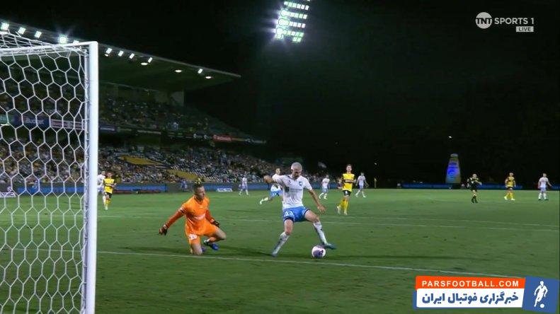 استرالیا ؛ اوت زدن درواز خالی از سوی پاتریک وود بازیکن سیدنی در دیدار برابر سنترال 