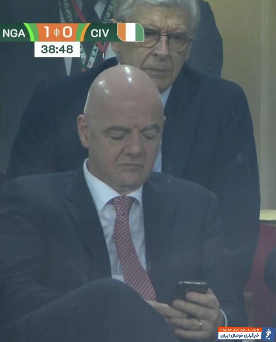 فضولی عجیب و مخفیانه در گوشی موبایل رئیس فیفا/ لو رفتن چهره مشهور دنیای فوتبال وسط فینال! +عکس