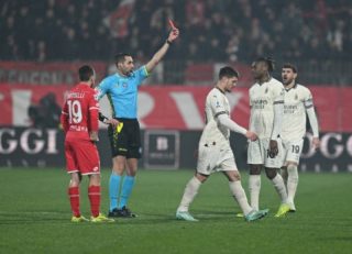 میلان ؛ اخراج یوویچ بازیکن میلان پس از سیلی زدن به بازیکن مونزا