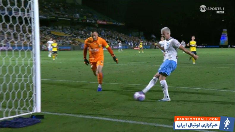 استرالیا ؛ اوت زدن درواز خالی از سوی پاتریک وود بازیکن سیدنی در دیدار برابر سنترال 