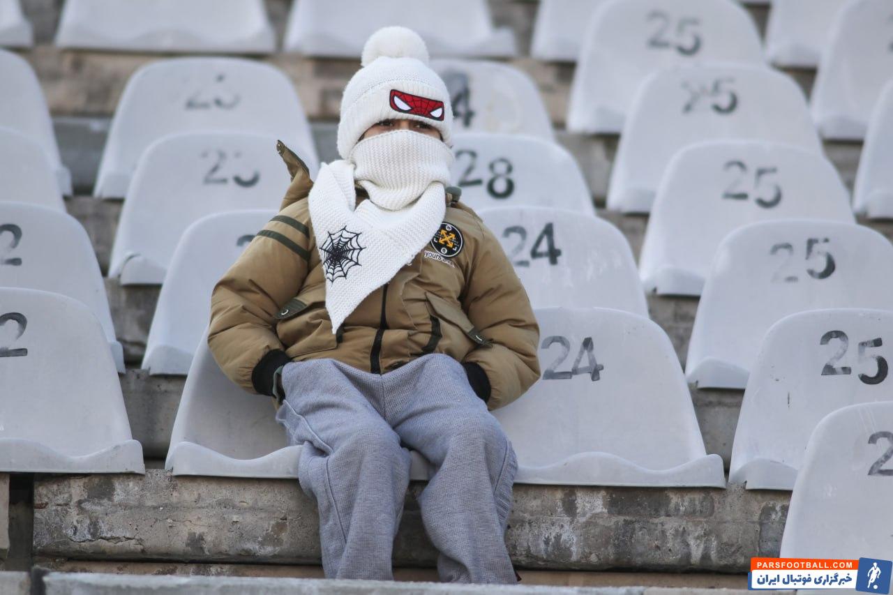 تبریز ؛ حضور هواداران تراکتور در دمای 5- درجه در ورزشگاه یادگار امام 