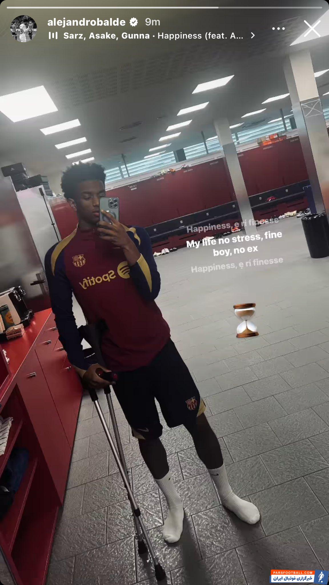 بالده ؛ آلخاندرو بالده با عصا پس از عمل جراحی در فنلاند