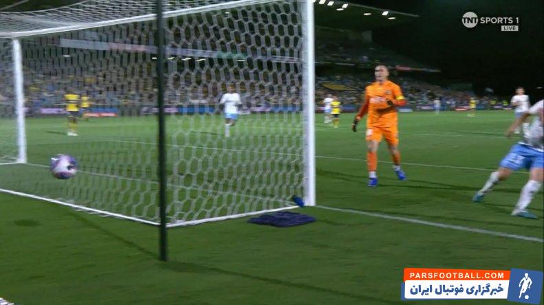 استرالیا ؛ اوت زدن درواز خالی از سوی پاتریک وود بازیکن سیدنی در دیدار برابر سنترال 