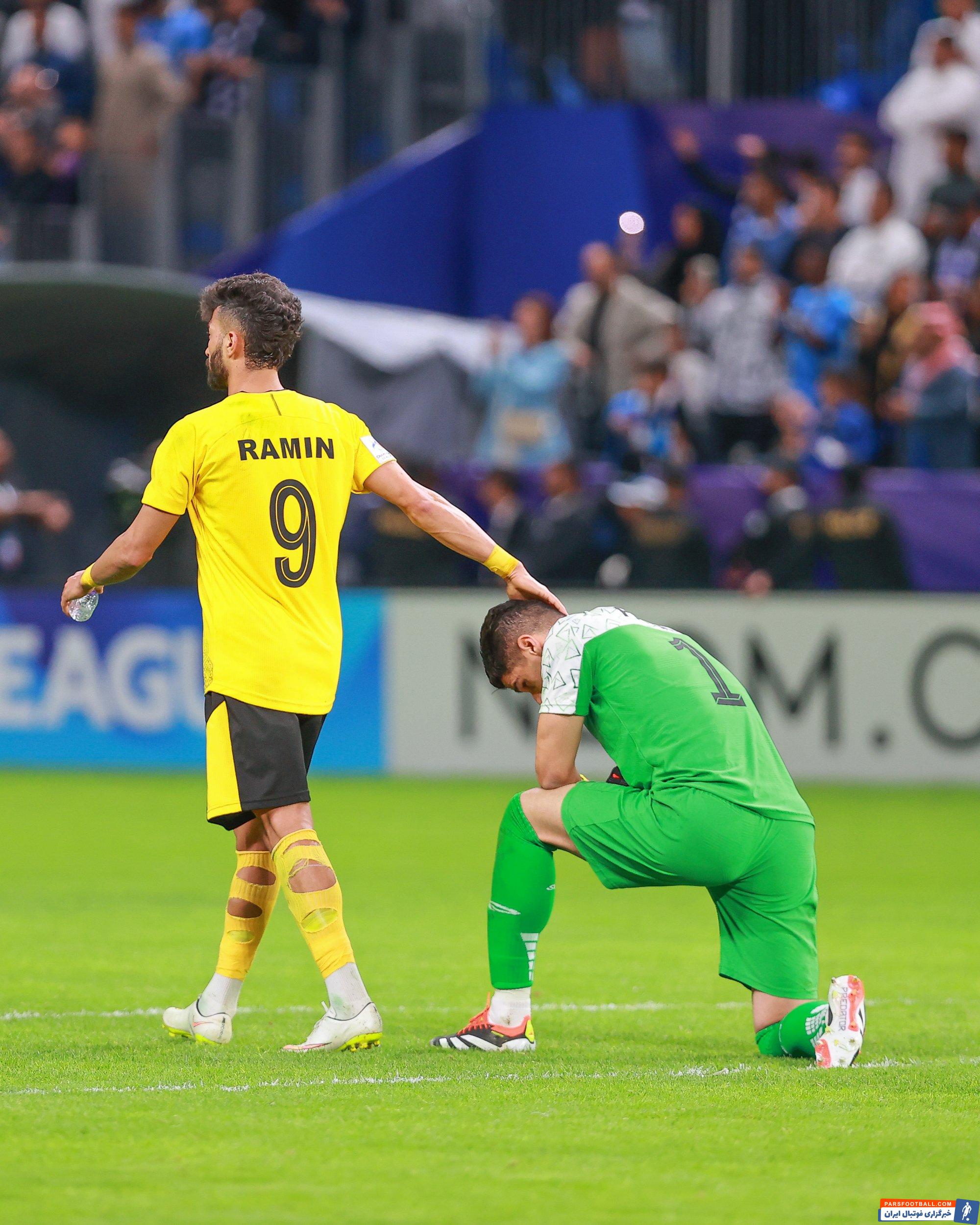 الهلال ؛ دلداری رامین رضاییان به پیام نیازمند پس از پایان دیدار برابر الهلال 