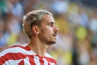 گریزمان ؛ ورود گریزمان ستاره اتلتیکومادرید به ورزشگاه متروپولیتانو با کلاه بزرگ