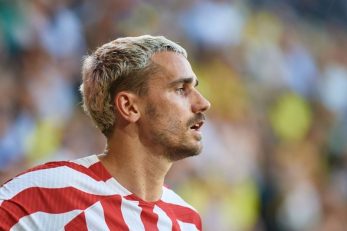 گریزمان ؛ ورود گریزمان ستاره اتلتیکومادرید به ورزشگاه متروپولیتانو با کلاه بزرگ