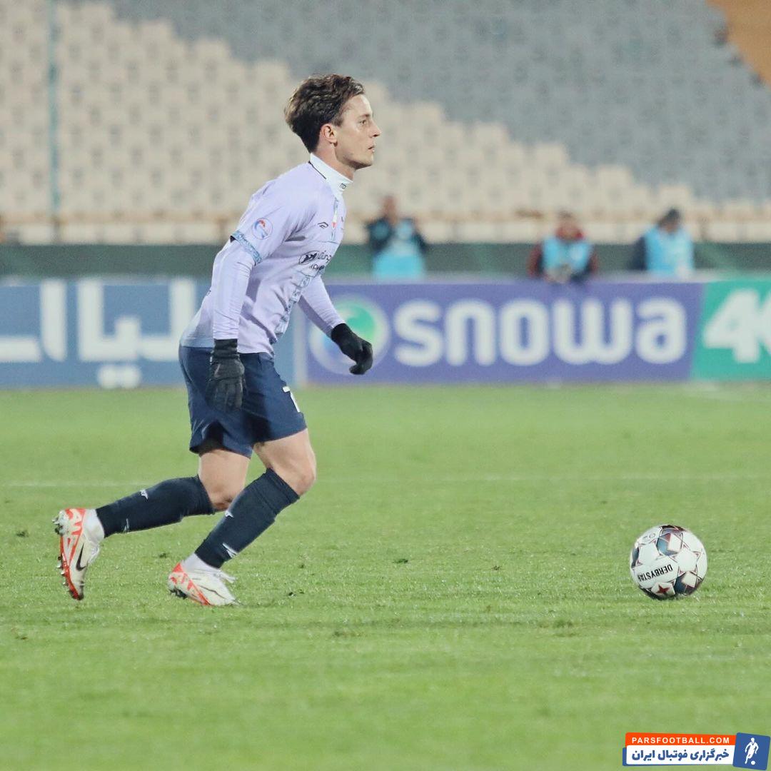 واگنین ؛ عملکرد ضعیف گوستاوو واگنین در سمت راست خط حمله تراکتور برابر پرسپولیس