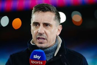 منچستریونایتد ؛ عذرخواهی گری نویل به دلیل نشناختن هری استایلز، خواننده معروف