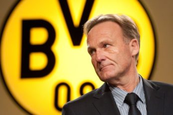 دورتموند ؛ سیگار کشیدن واتسکه، مدیرعامل دورتموند، پس از پیروزی مقابل بایرن مونیخ