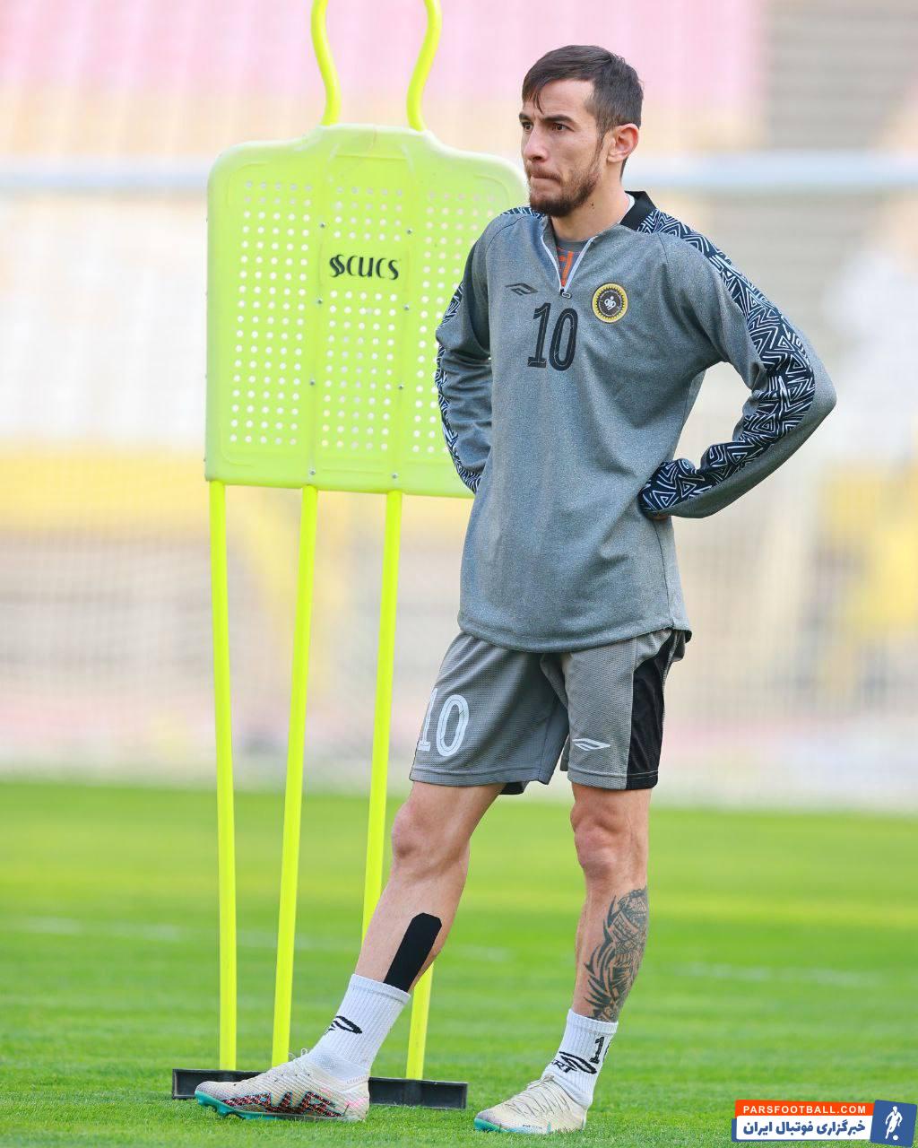 فرشاد احمدزاده بدون مشکل در تمرین سپاهان 