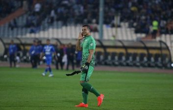 استقلال ؛ بوسه حامد لک به سید حسین حسینی پیش از آغاز دیدار مس رفسنجان - استقلال