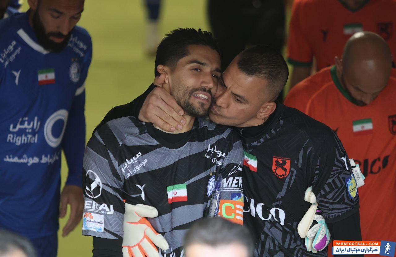 استقلال ؛ بوسه حامد لک به سید حسین حسینی پیش از آغاز دیدار مس رفسنجان - استقلال 