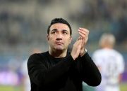 دربی ؛ تصویری از اعتراض نکونام به داور در کنار اورونوف ستاره پرسپولیس