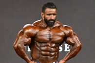 هادی چوپان ؛ بوسه هادی چوپان قهرمان آرنولدکلاسیک آمریکا به خاک کشور