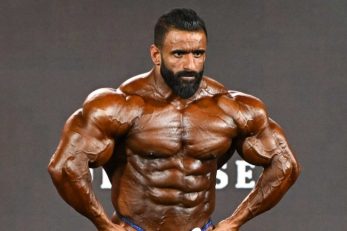 هادی چوپان ؛ بوسه هادی چوپان قهرمان آرنولدکلاسیک آمریکا به خاک کشور