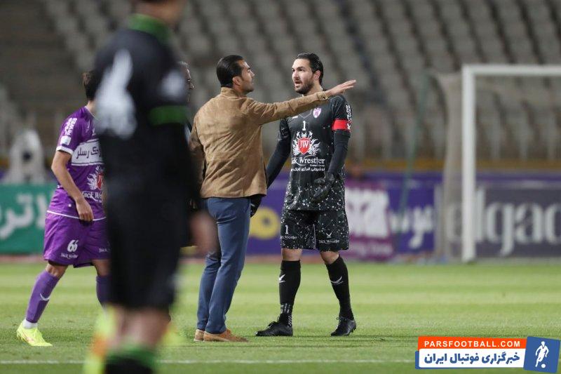 شجاعی ؛ اخراج شجاعی سرمربی هوادار در دیدار برابر ذوب اهن و حضور روی سکو ها