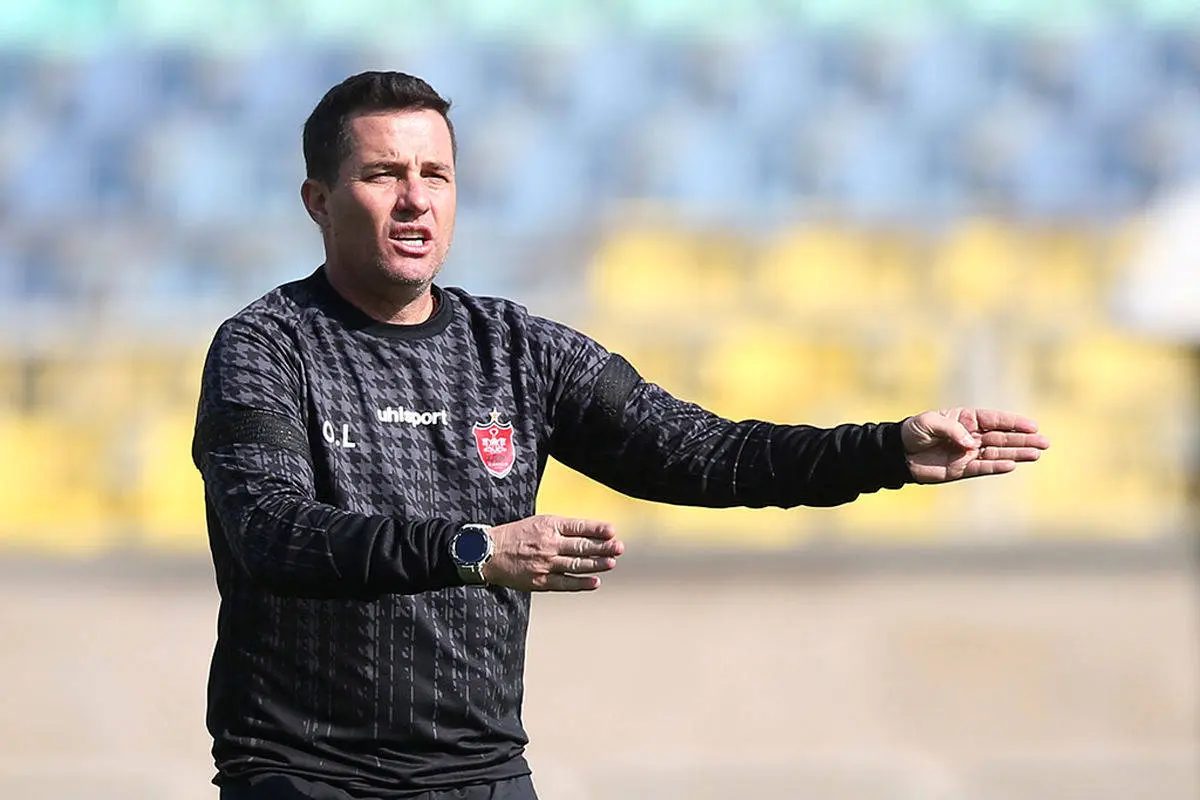 اوسمار ؛ ژست جالب اوسمار سرمربی پرسپولیس در تمرین