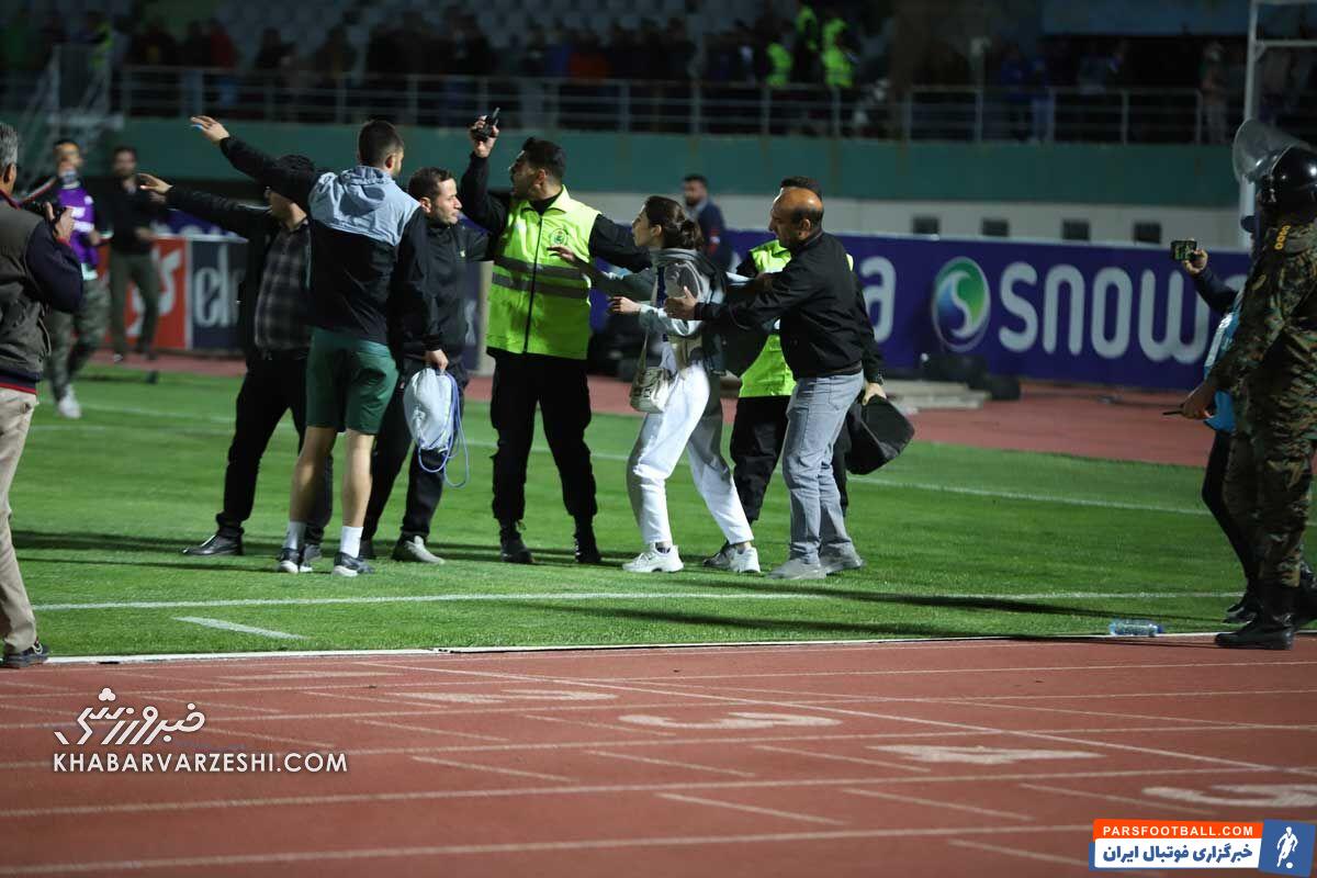 ورود یک دختر به زمین در بازی استقلال