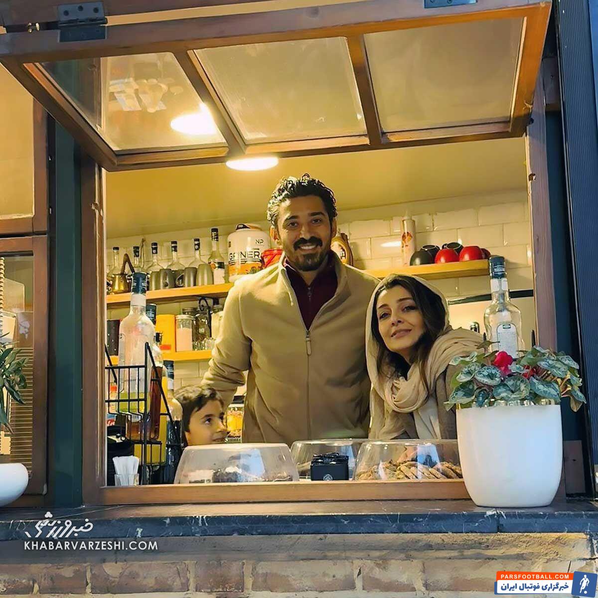 ساره بیات در کنار رضا قوچان نژاد