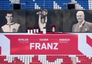 بایرن مونیخ ؛ نصب مجسمه یادبود بکنباوئر در محوطه بیرونی ورزشگاه آلیانتس آرهنا