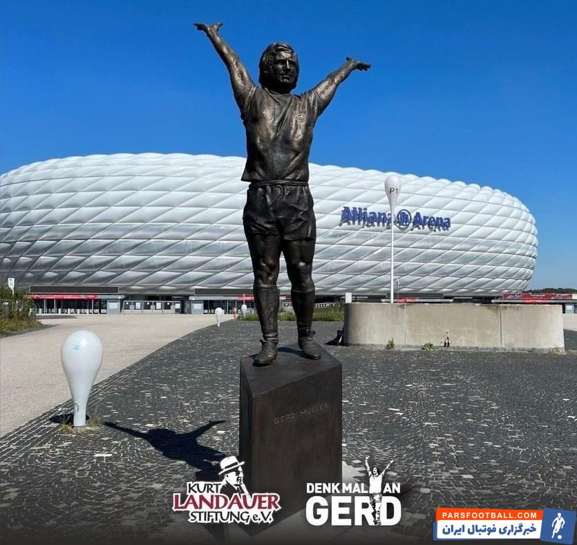 بایرن مونیخ ؛ نصب مجسمه یادبود بکن‌باوئر در محوطه بیرونی ورزشگاه آلیانتس آره‌نا