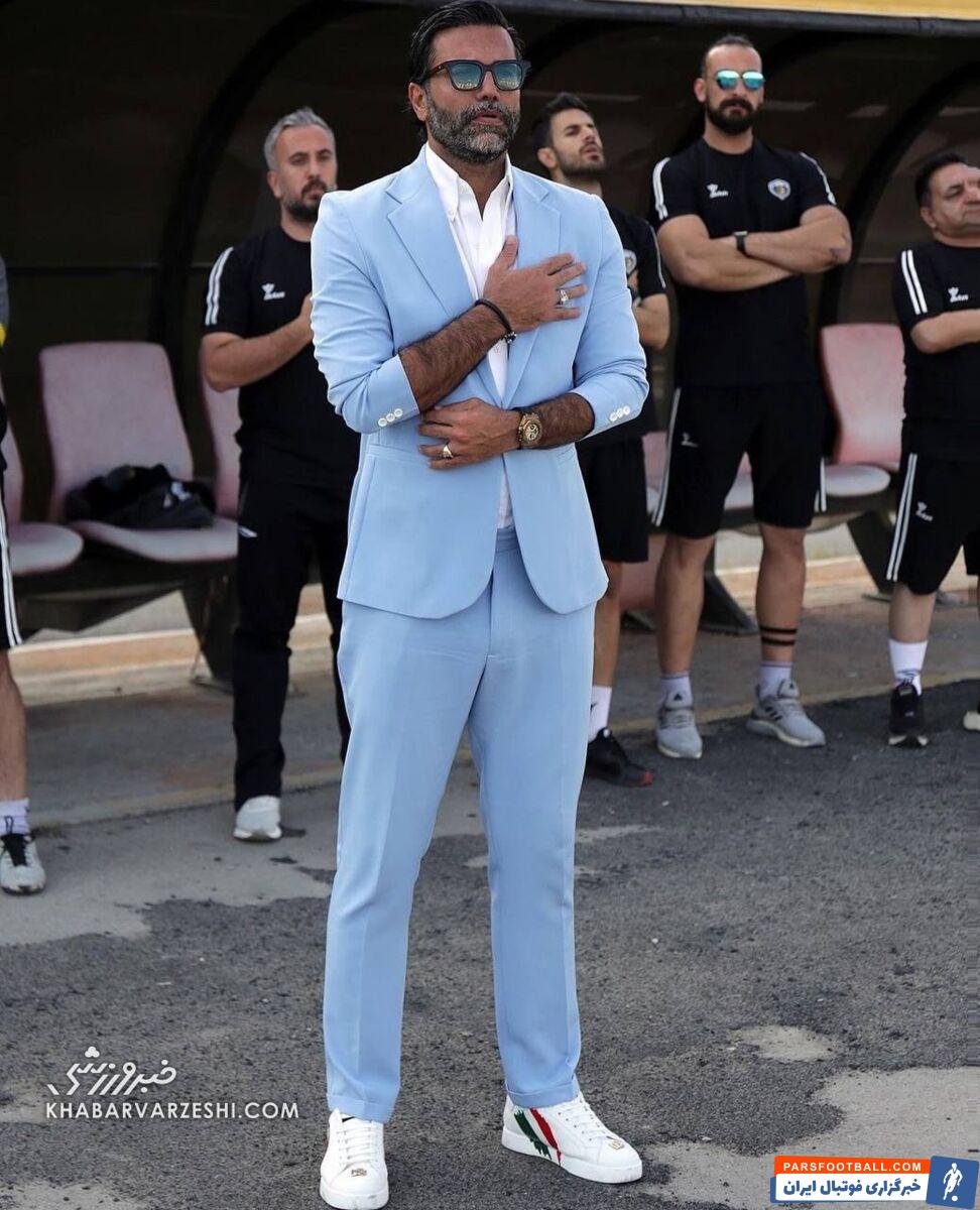 عکس| ژست علیرضا نیکبخت‌واحدی کنار زمین شبیه مدل‌های ژورنالی