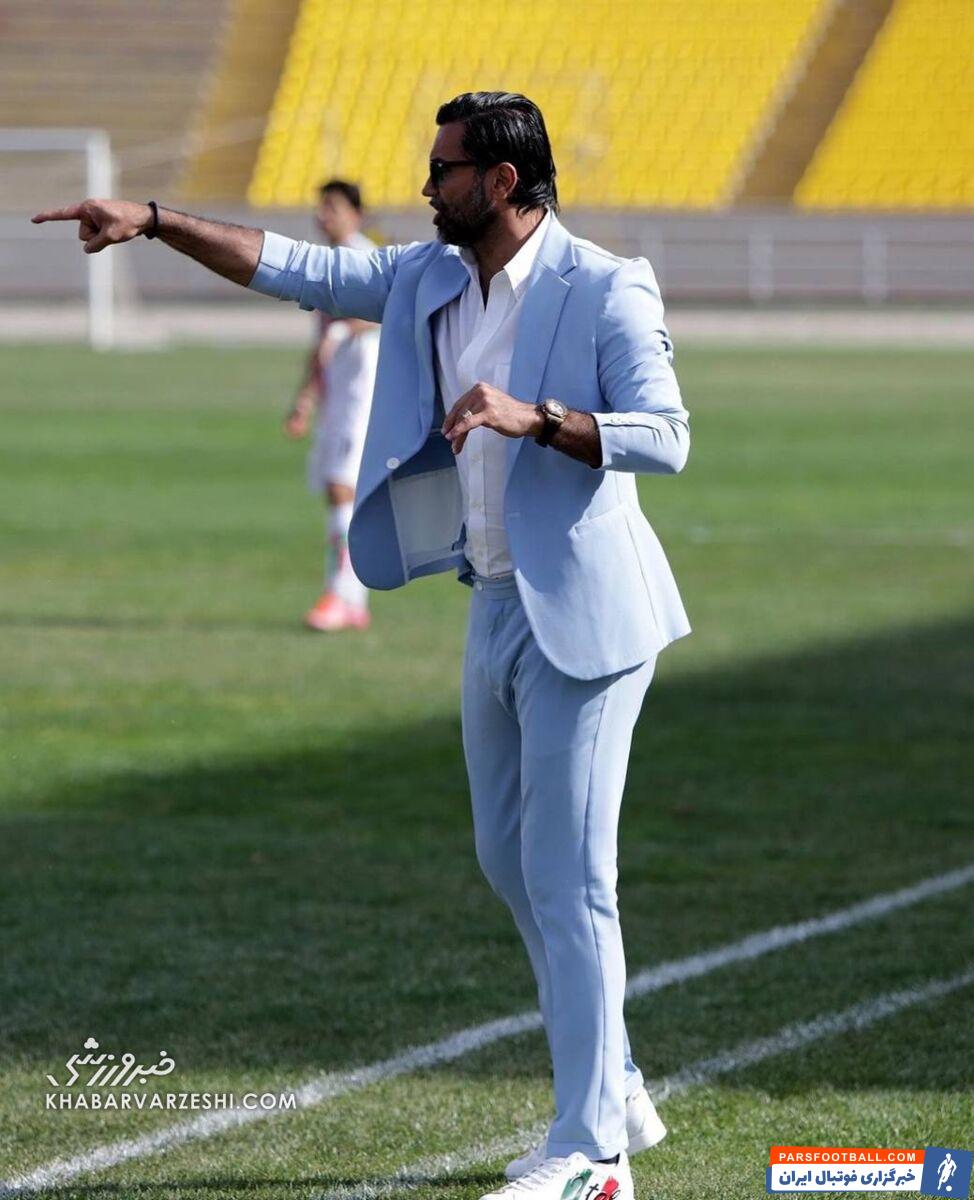 عکس| ژست علیرضا نیکبخت‌واحدی کنار زمین شبیه مدل‌های ژورنالی