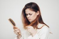 آیا خوردن غذاهای خاص و یا حتی نخوردن برخی از غذاها در روند ریزش موی ما تاثیر دارند؟ با ما همراه باشید تا در این مقاله این موضوع جذاب را با هم تحلیل کنیم.