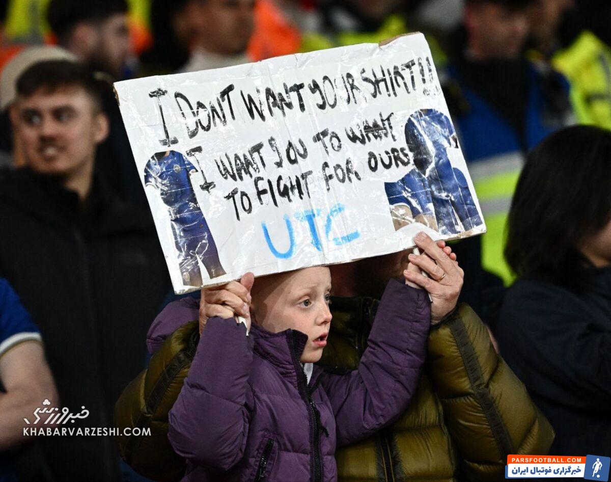 عکس| درخواست این هوادار کوچک توجه‌ها را جلب کرد/ لباس نمی‌خواهم!