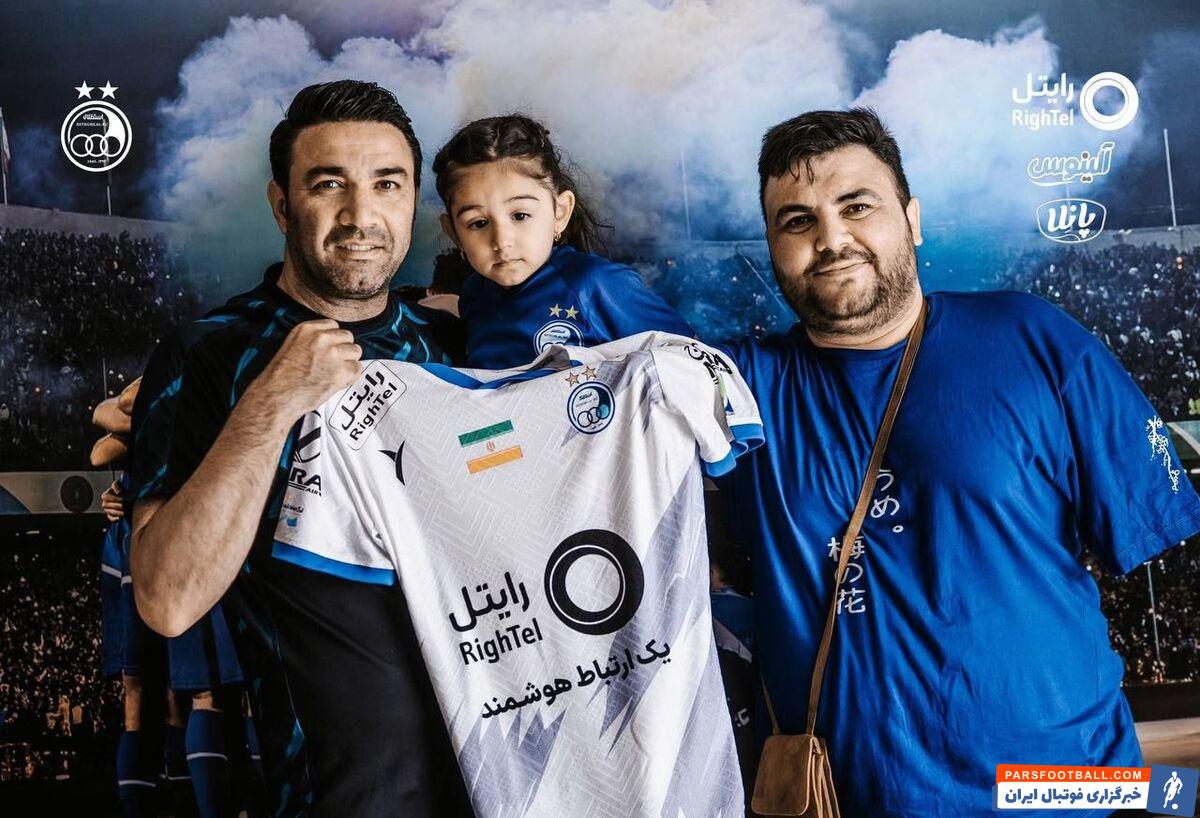 تصاویر| هدیه نکونام به هوادار خاص/ دختر آبی‌پوش در آغوش سرمربی استقلال