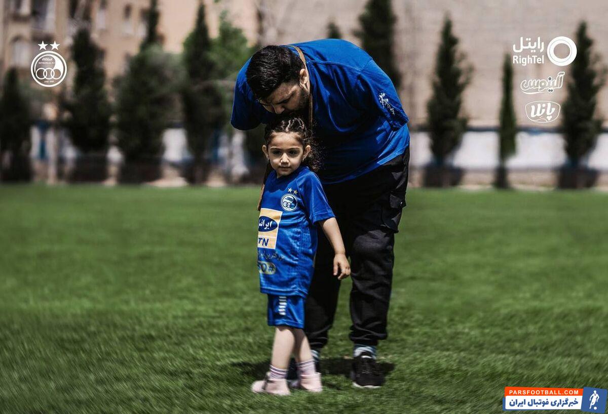 تصاویر| هدیه نکونام به هوادار خاص/ دختر آبی‌پوش در آغوش سرمربی استقلال