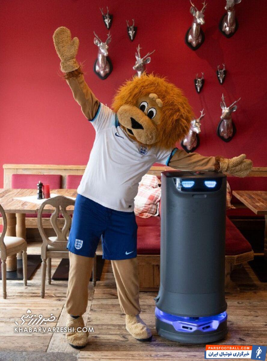 خاص‌ترین اتفاق در حاشیه یورو ۲۰۲۴؛ ربات بداخلاق آلمانی‌ها در خدمت انگلیسی‌ها/ تیمی که از آنها پذیرایی می‌کنم برنده یورو خواهد شد! +تصاویر