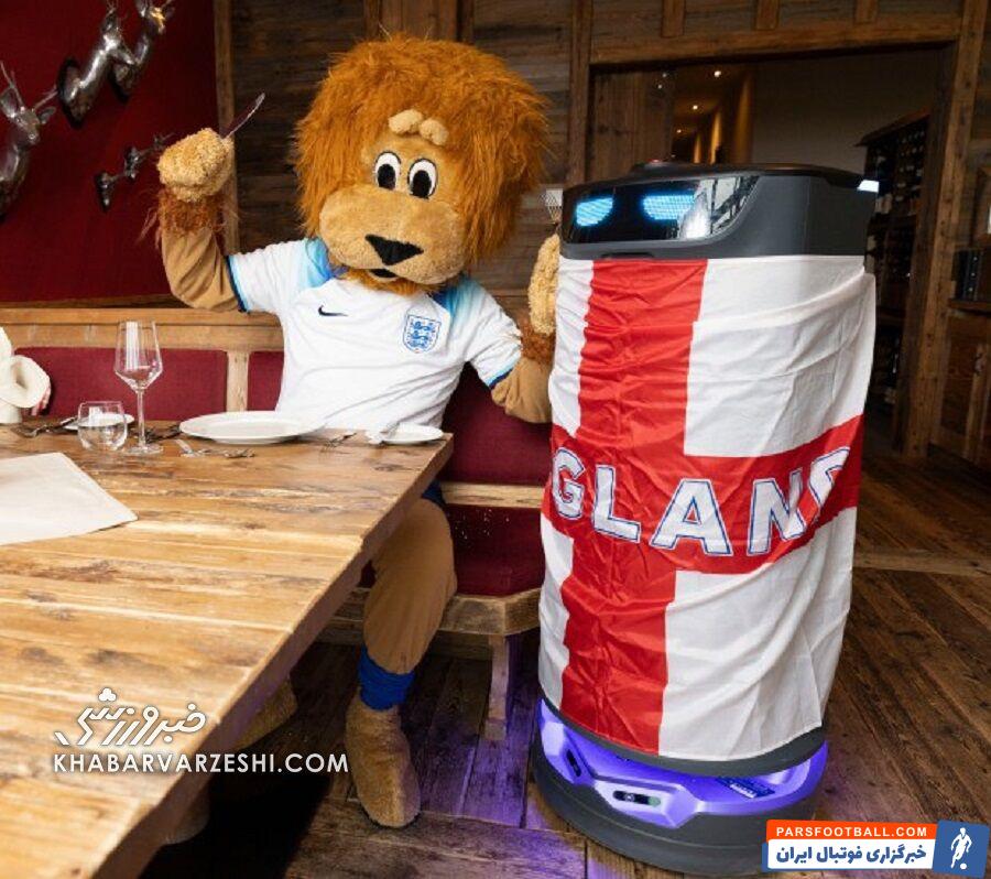 خاص‌ترین اتفاق در حاشیه یورو ۲۰۲۴؛ ربات بداخلاق آلمانی‌ها در خدمت انگلیسی‌ها/ تیمی که از آنها پذیرایی می‌کنم برنده یورو خواهد شد! +تصاویر