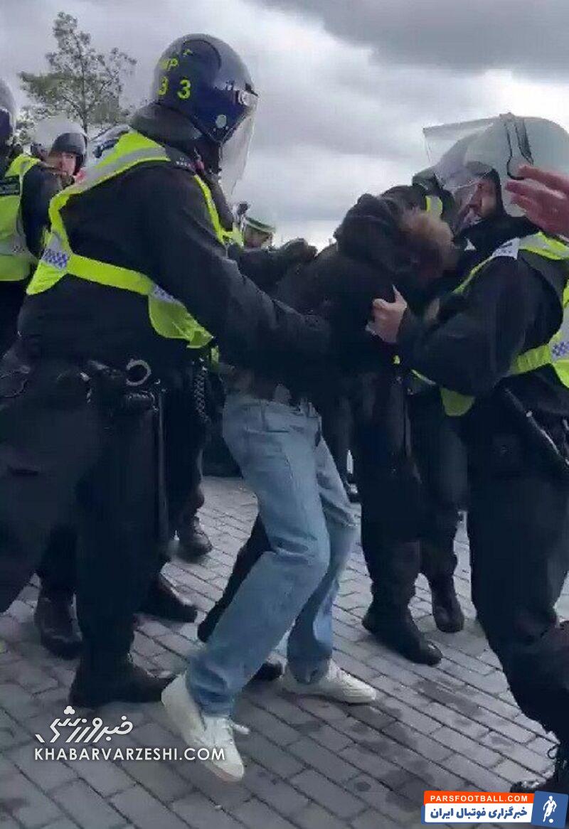 درگیری پلیس ضدشورش با هواداران میزبان +تصاویر