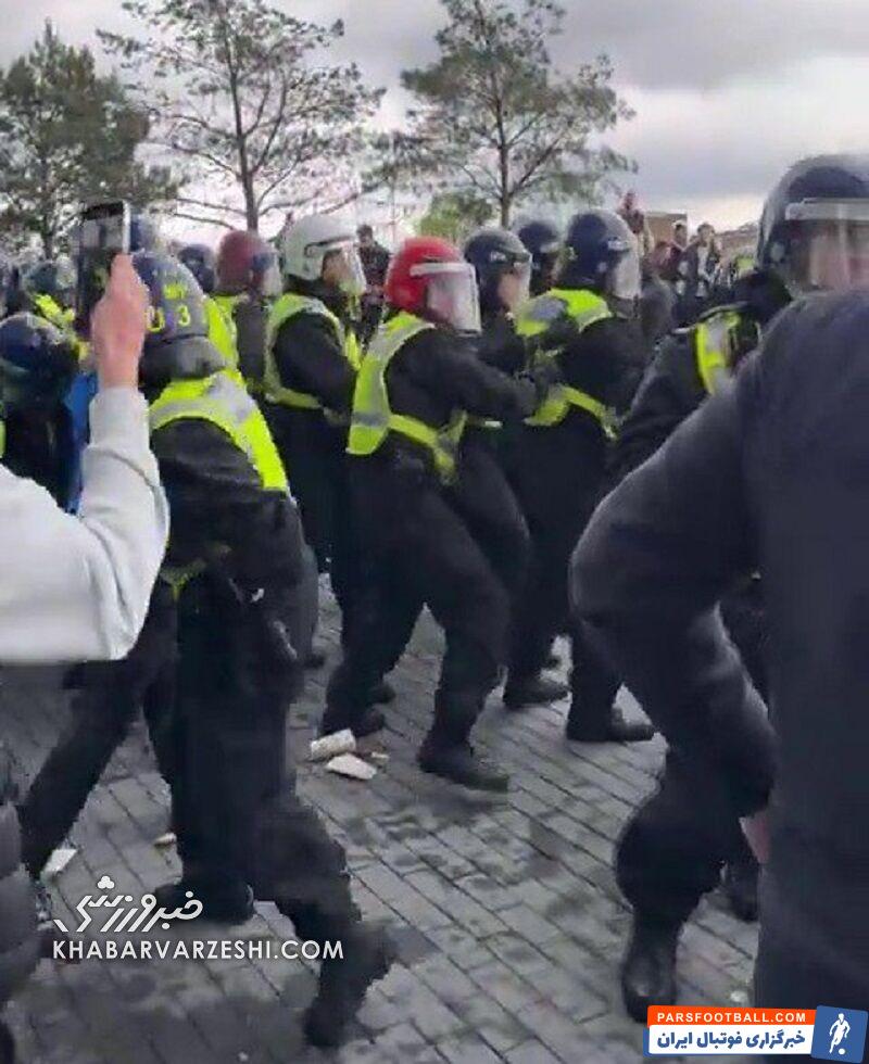 درگیری پلیس ضدشورش با هواداران میزبان +تصاویر