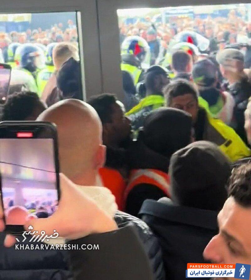 درگیری پلیس ضدشورش با هواداران میزبان +تصاویر