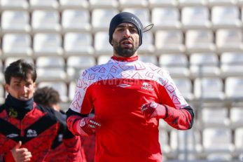 مطهری با ژست گیتار زدن روی پوستر باشگاه تراکتور برای دیدار برابر استقلال