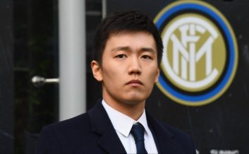 اینتر ؛ ترس از بازداشت عامل غیبت استیون ژانگ، مالک اینتر در جشن قهرمانی باشگاه