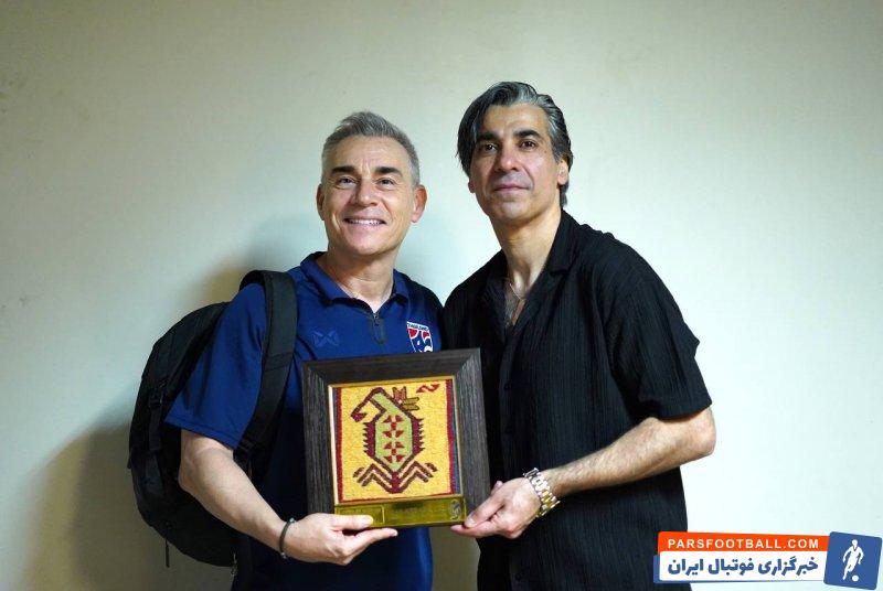 تیم ملی ؛ هدیه تابلو ورنی مغان وحید شمسایی به میگل رودریگو سرمربی تایلند