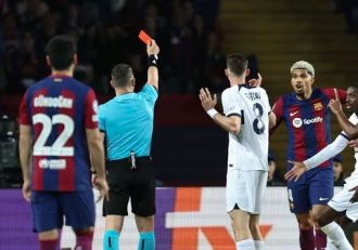 بارسلونا ؛ سه جلسه محرومیت در انتظار رونالد آرائوخو به خاطر اتهام زنی رشوه به داور