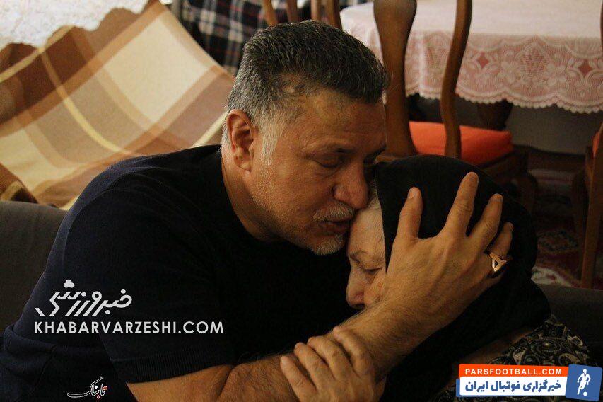 عکس| احترام ویژه شهریار به مادر یک خبرنگار/ علی دایی بر پیشانی این زن بوسه زد