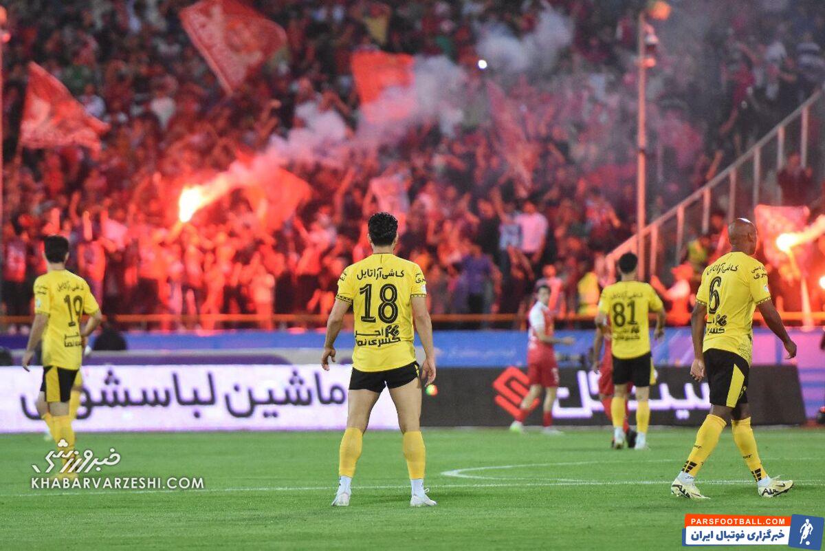 سپاهان حمله کرد؛ الفاط هواداران پرسپولیس رکیک و خجالت‌آور بود/ زنان پرسپولیسی سنگ و آب جوش پرتاب کردند/ عجیب است عذرخواهی نمی کنند