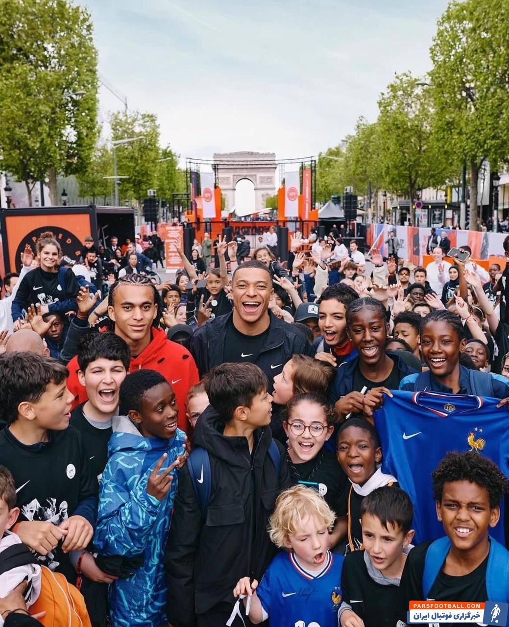 عکس| برادران امباپه در خاصترین خیابان پاریس