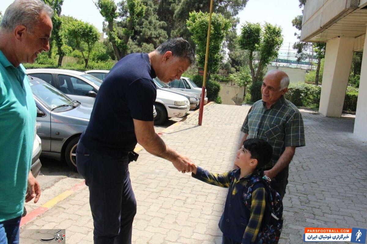 عکس| برخورد صمیمانه علی دایی با یک نوجوان در محبوب‌ترین محله تهران