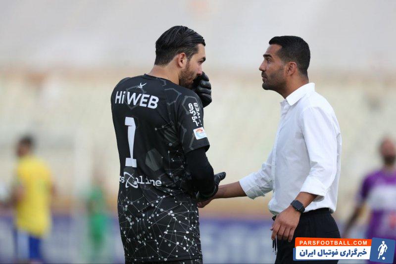شجاعی ؛ ارتباط دائم مسعود شجاعی با علیرضا حقیقی گلر هوادار در جریان بازی ها