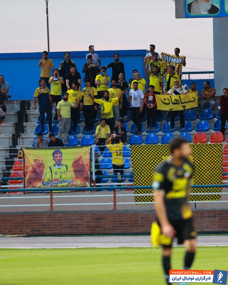 مس رفسنجان ؛ تصویر محرم نویدکیا با لباس زرد سپاهان در ورزشگاه رفسنجان