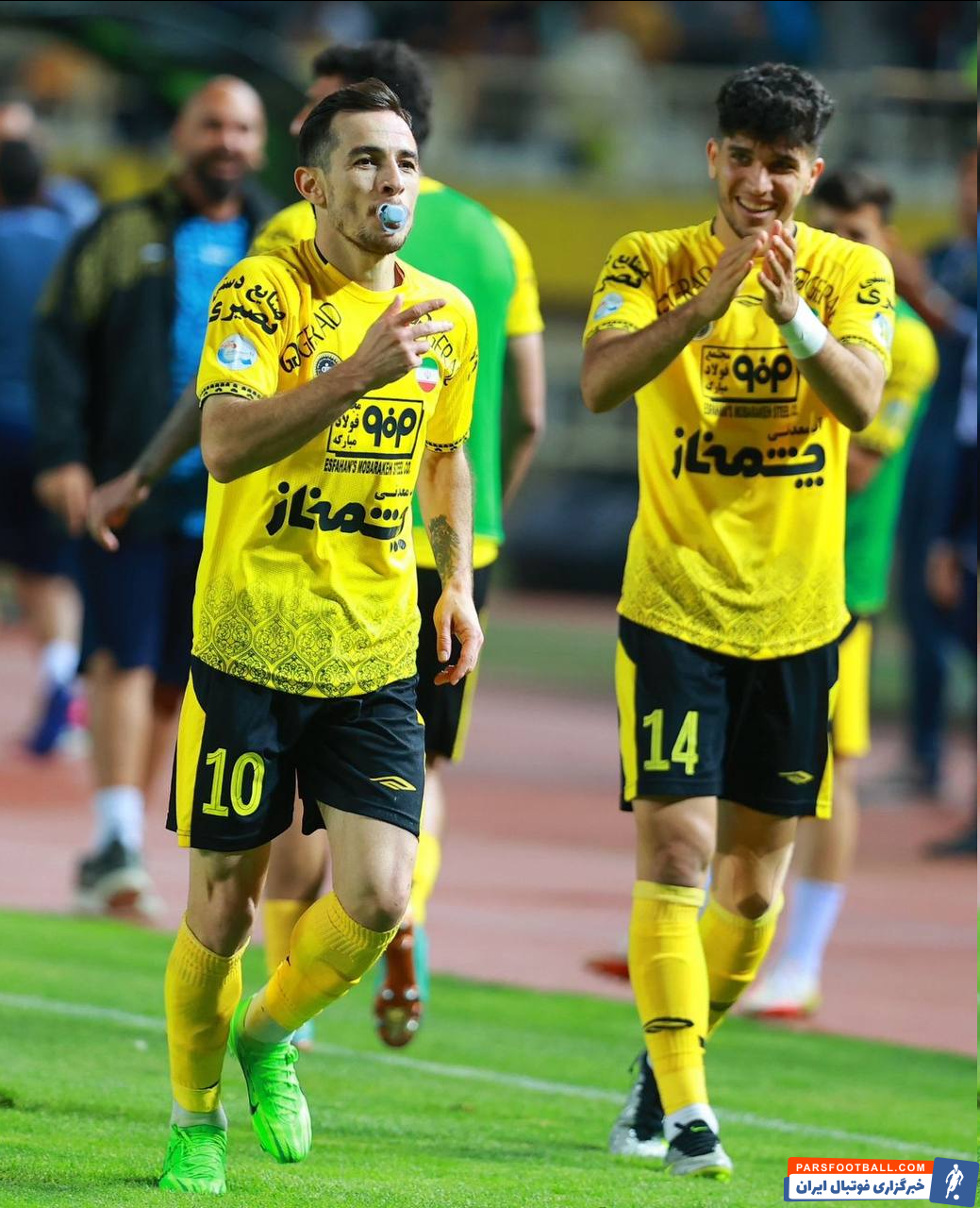 عکس|فرشاد احمد زاده پدری با پستانک!