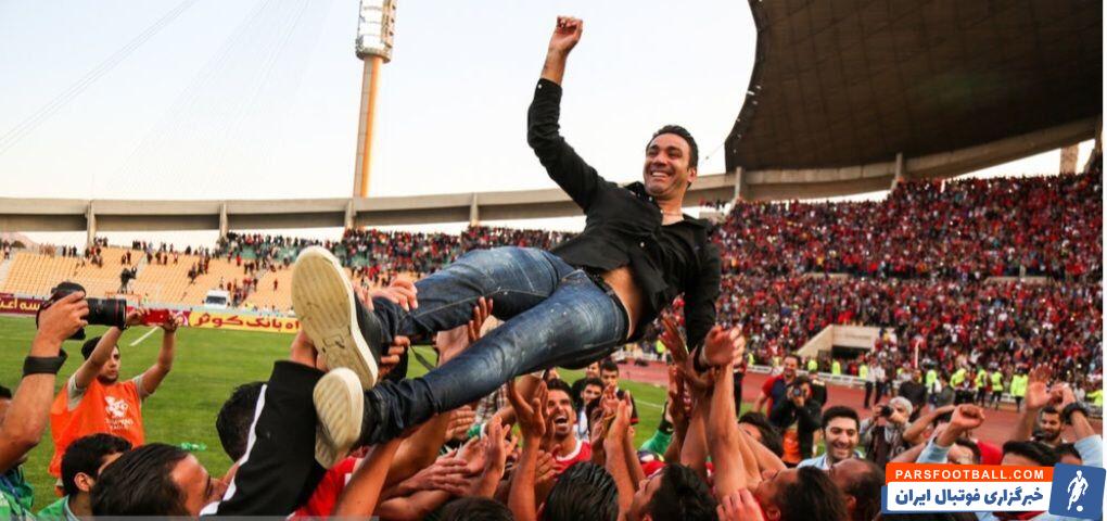 شادمانی مربی استقلالی در حضور بزرگان پرسپولیسی/ طرفداران نساجی نکونام را روی دوش خود گذاشتند!