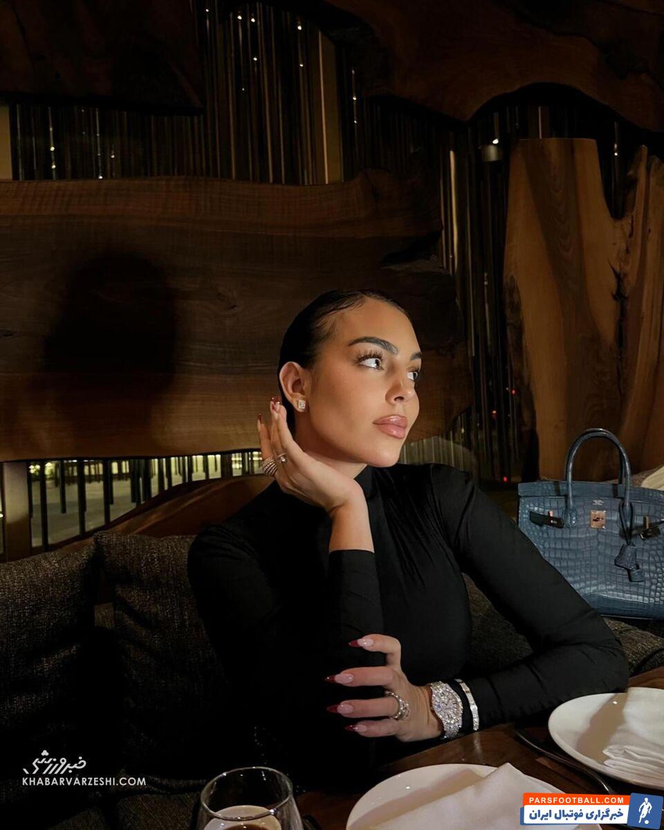 عکس جورجینا با لباس مشکی